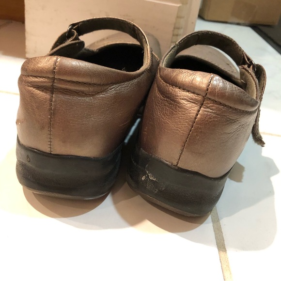 7 WIDE USED clarks womens pewter leather mary jane with velcro straps - Picture 4 of 11